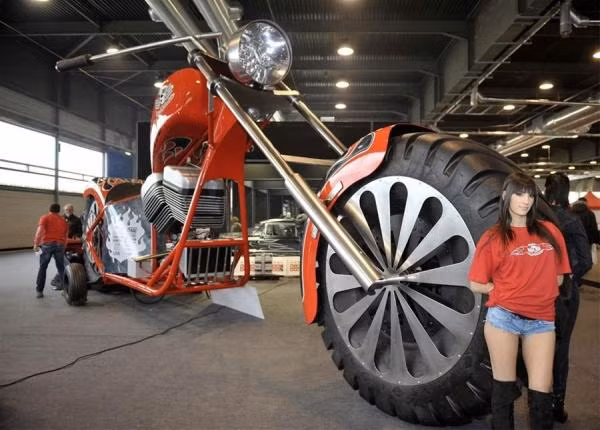 Choáng với ‘quái vật’ 2 bánh to bằng tòa nhà đi vào sách kỷ lục Guinness ảnh 3