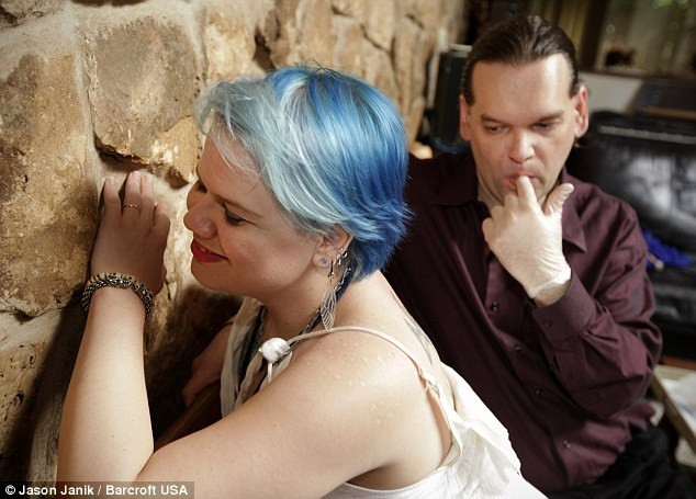 Sở thích quái đản: Tự nguyện bị... hút máu trực tiếp