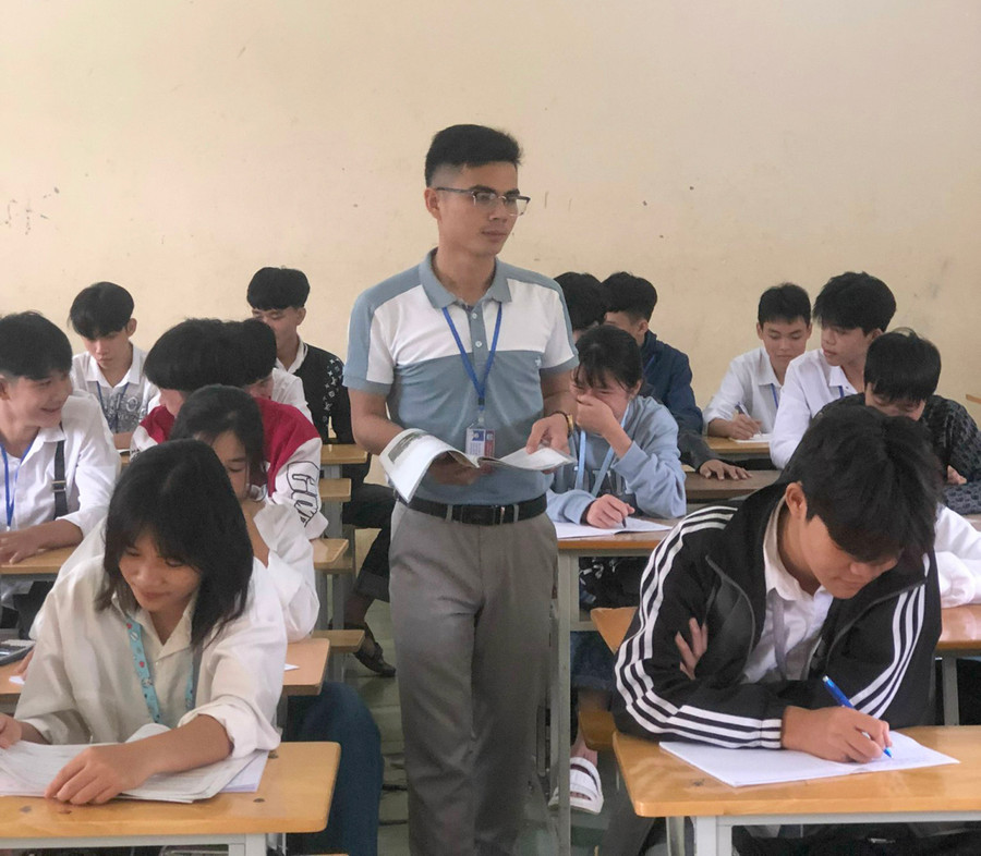 Thầy Hà Văn Nghiệp trong giờ giảng dạy môn Ngữ văn, Trường THCS&THPT Quan Sơn (Thanh Hóa). Thầy Hà Văn Nghiệp trong giờ giảng dạy môn Ngữ văn, Trường THCS&THPT Quan Sơn (Thanh Hóa).