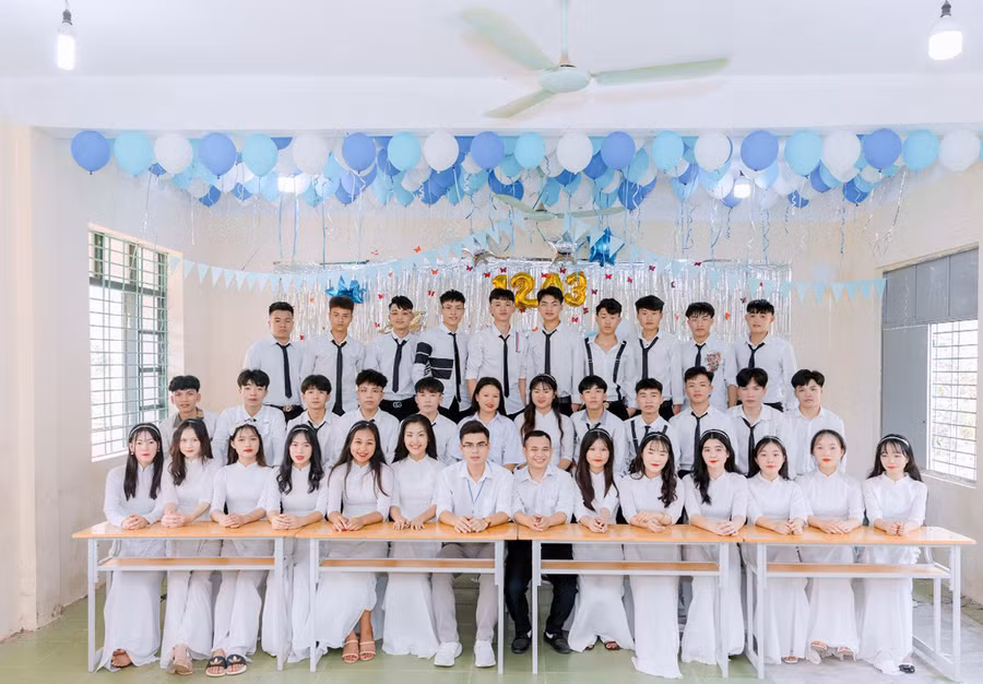 Thầy Hà Văn Nghiệp (ngồi, đeo kính) chụp ảnh kỷ yếu cùng học trò Trường THCS&amp;THPT Quan Sơn.