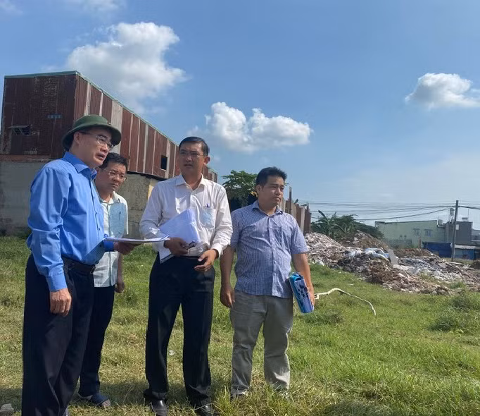 Bí thư Thành ủy TP.HCM Nguyễn Thiện Nhân (áo xanh) kiểm tra tình trạng xây nhà trái phép tại huyện Bình Chánh