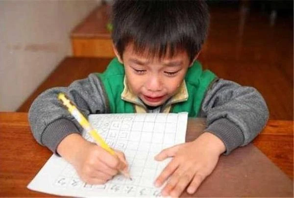 Bé trai đột tử vì bị mẹ đánh vào đầu 