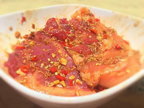 Cách làm thịt ba chỉ phơi một nắng chiên giòn ảnh 1 - Sả, tỏi, ớt băm nhỏ đập nhuyễn. Sau đó cho vào ướp với thịt cùng 1 thìa hạt tiêu và chút dầu hào, 1/2 thìa cafe mắm tôm, 1 thìa cafe bột màu điều, vài lá mắc mật sấy khô tán nhuyễn.