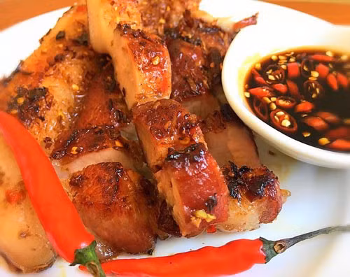 Thành phẩm thịt ba chỉ chiên giòn. Ảnh: Su Lì