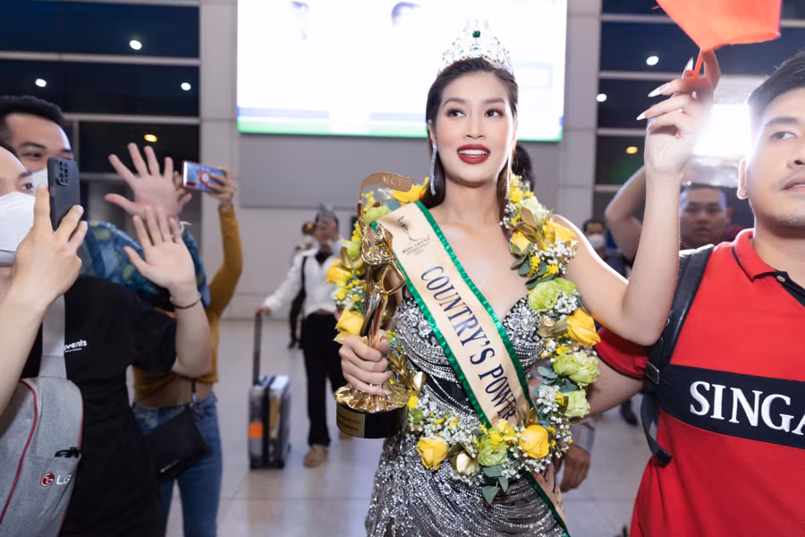 Thiên Ân trở về trong sự chào đón nồng nhiệt của người hâm mộ.