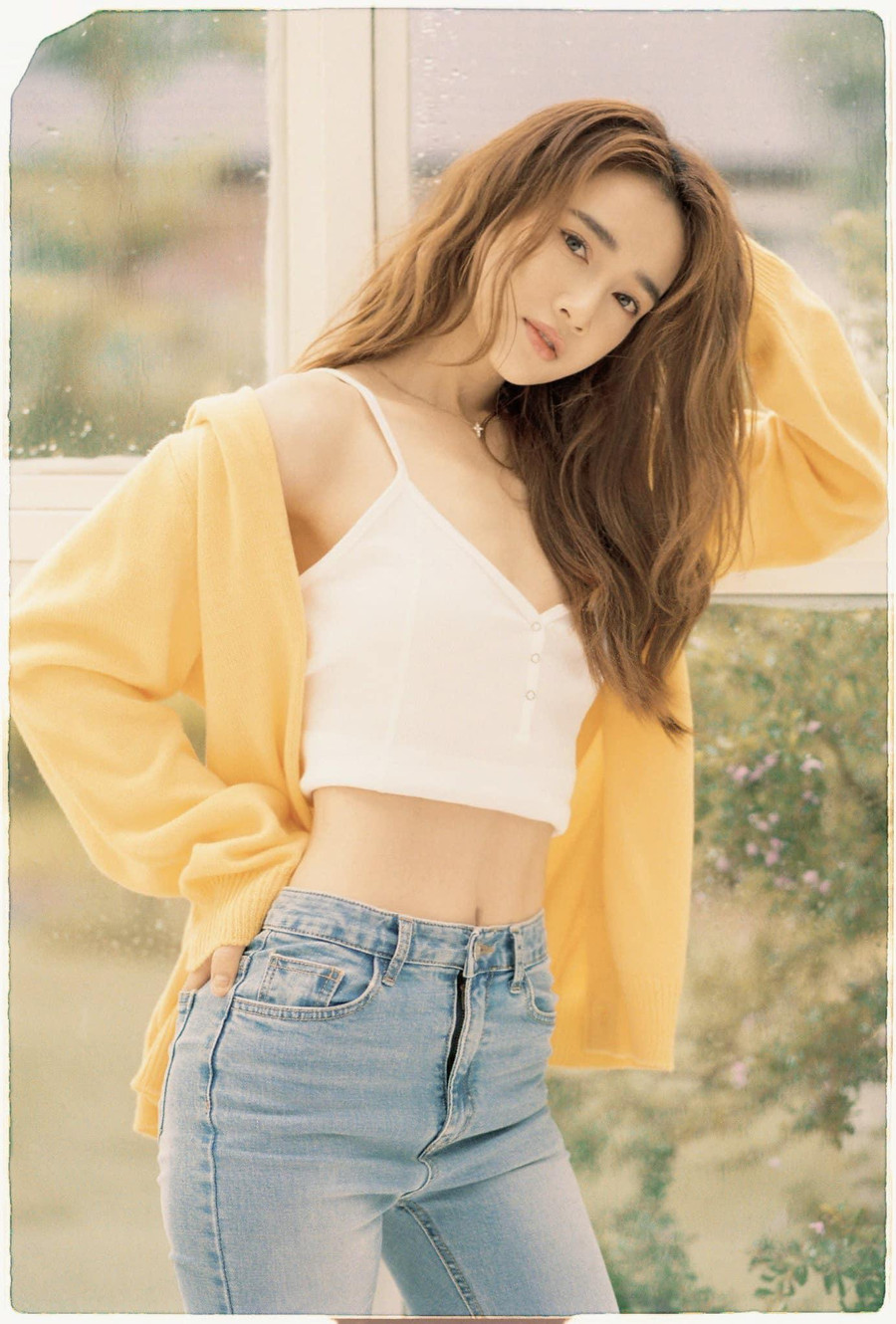 Khuôn mặt cô trông rạng rỡ, các đường nét cũng đằm thắm, mặn mà hơn.