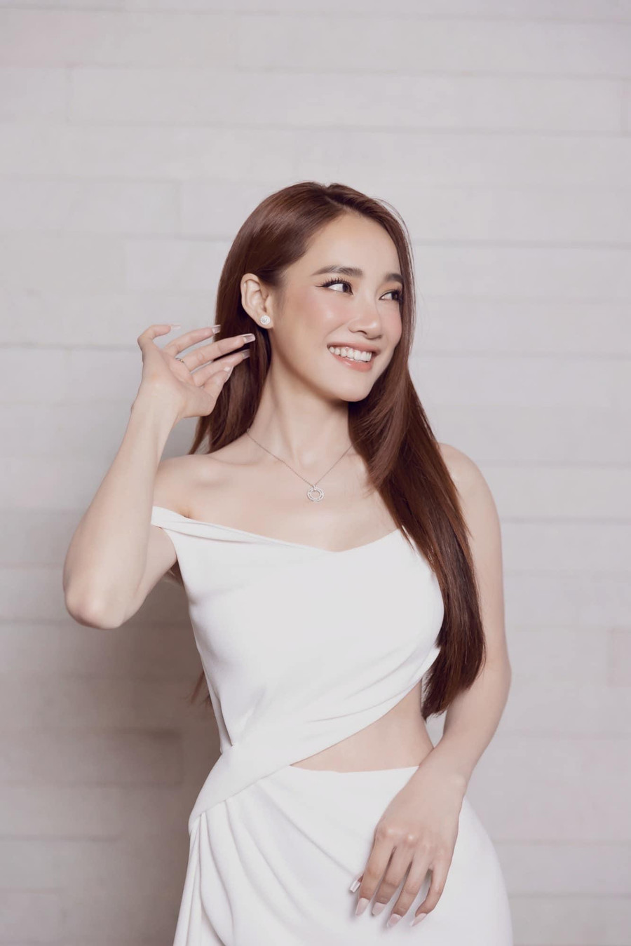 Người đẹp chăm diện những bộ cánh tôn dáng gợi cảm không hề phản cảm.