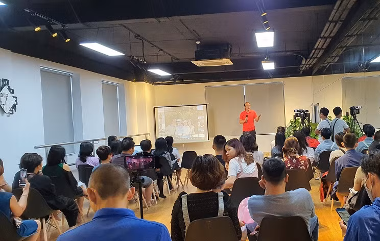 Các bậc phụ huynh nghe chuyên gia chia sẻ tại sự kiện.