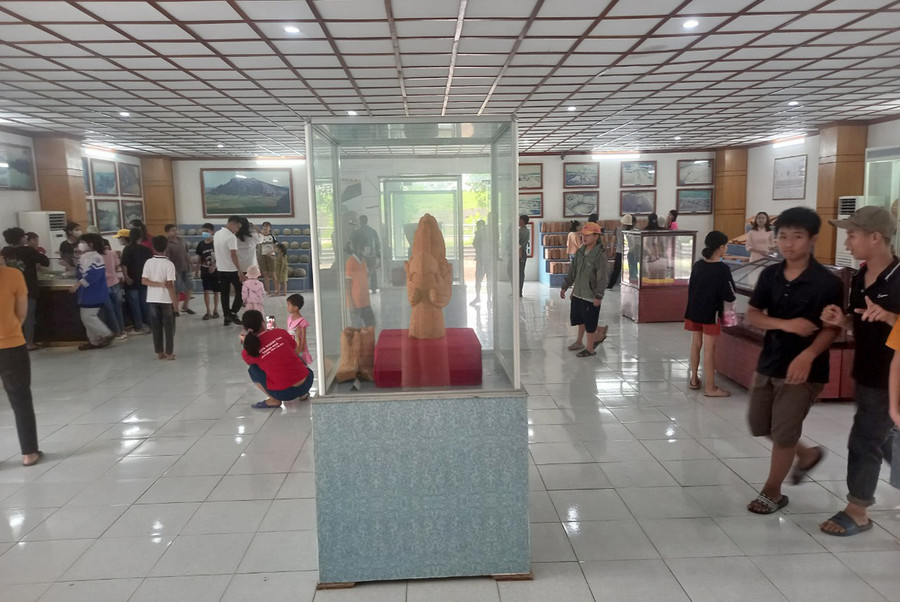 Ước tính sơ bộ của Trung tâm Bảo tồn di sản Thành nhà Hồ, dịp lễ 2/9 năm nay, có gần 8.000 lượt khách tới tham quan. (Ảnh: Triệu Hương)