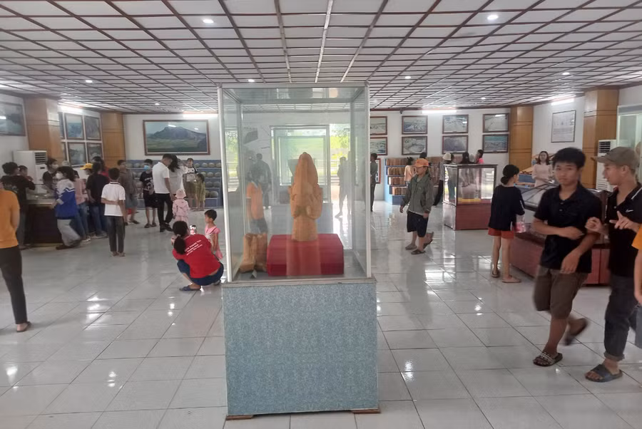 Ước tính sơ bộ của Trung tâm Bảo tồn di sản Thành nhà Hồ, dịp lễ 2/9 năm nay, có gần 8.000 lượt khách tới tham quan. (Ảnh: Triệu Hương)