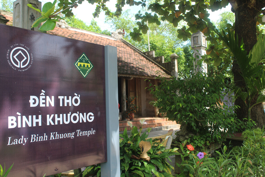 Đền thờ nàng Bình Khương, cạnh di sản văn hóa thế giới Thành nhà Hồ, là nơi thờ tảng đá in hình đầu người và 2 bàn tay được nhiều du khách ghé thăm, chiêm bái. (Ảnh: LT.)