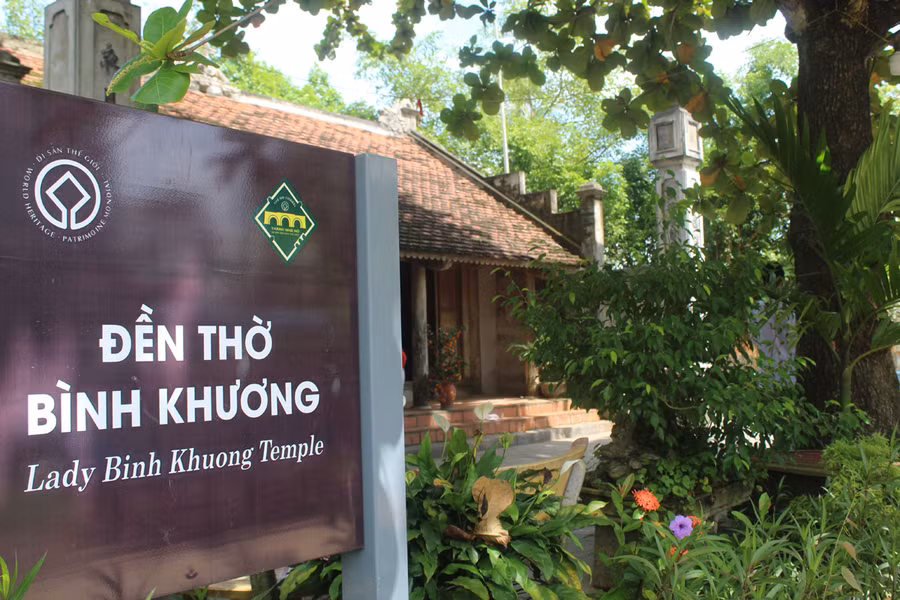 Đền thờ nàng Bình Khương, cạnh di sản văn hóa thế giới Thành nhà Hồ, là nơi thờ tảng đá in hình đầu người và 2 bàn tay được nhiều du khách ghé thăm, chiêm bái. (Ảnh: LT.)