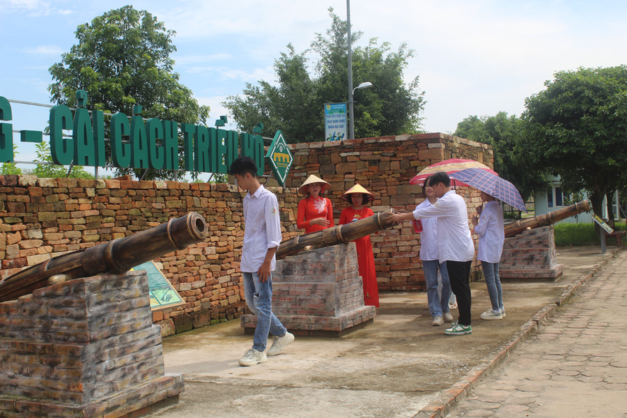 Khu phục dựng, mô phỏng súng thần công ngoài trời. (Ảnh: LT.)