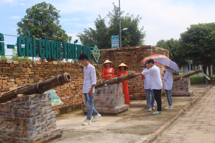 Khu phục dựng, mô phỏng súng thần công ngoài trời. (Ảnh: LT.)