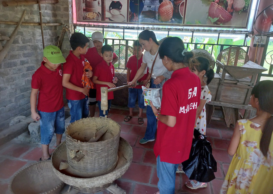 Học sinh tham quan không gian xưa tại di sản Thành nhà Hồ. (Ảnh: Triệu Hương)