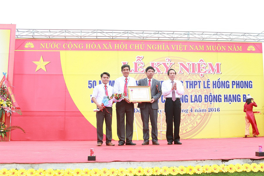 Trường THPT Lê Hồng Phong tại Lễ kỷ niệm 50 năm thành lập, đón nhận Huân chương Lao động hạng Ba.