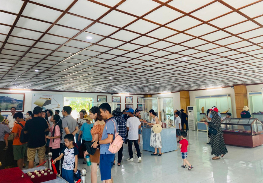 Dịp lễ Quốc khánh 2/9 năm nay, di sản văn hóa thế giới Thành nhà Hồ thu hút người dân, du khách và học sinh đến tham quan. (Ảnh: Triệu Hương)