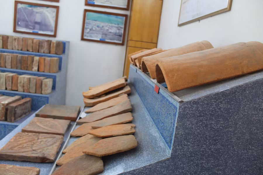 Ngoài các hiện vật bằng đá, trong khu trưng bày còn có các loại ngói nung, gạch xây thành và lát nền với hoa văn độc đáo. (Ảnh: LT.)