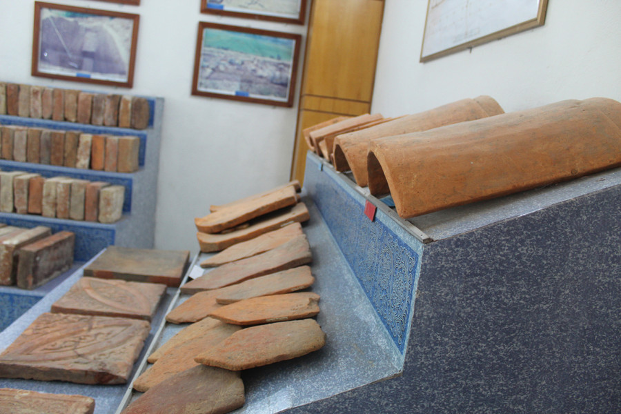 Ngoài các hiện vật bằng đá, trong khu trưng bày còn có các loại ngói nung, gạch xây thành và lát nền với hoa văn độc đáo. (Ảnh: LT.)