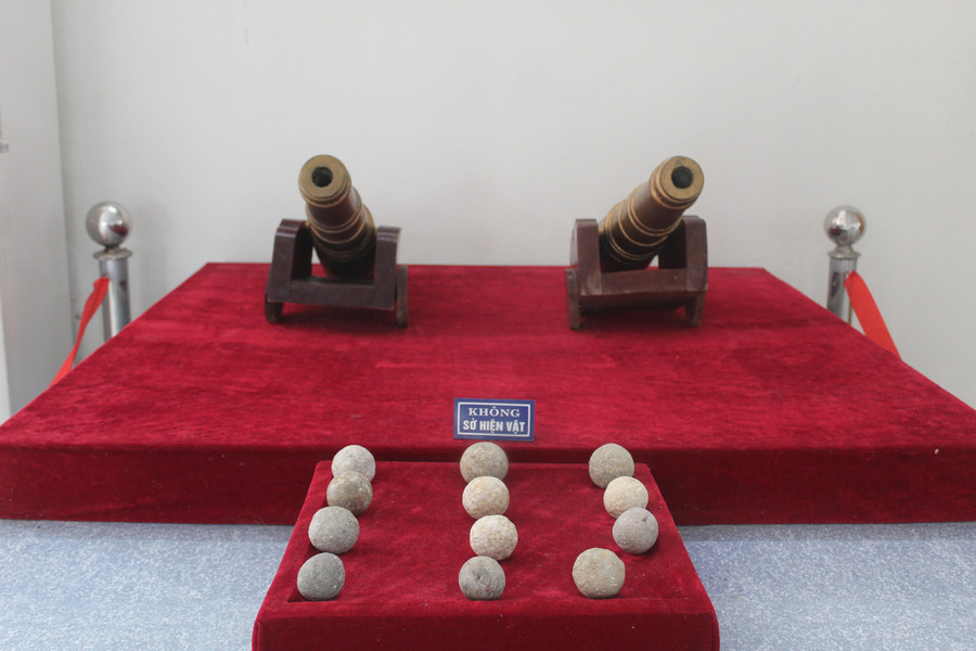 Mô hình súng thần công gắn liền với tên tuổi của Hồ Nguyên Trừng (con trai Hồ Quý Ly), thể hiện cho sức mạnh của quân đội nhà Hồ lúc bấy giờ. (Ảnh: LT.)