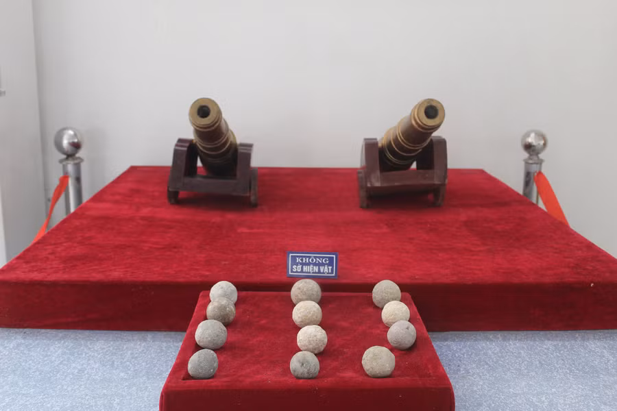 Mô hình súng thần công gắn liền với tên tuổi của Hồ Nguyên Trừng (con trai Hồ Quý Ly), thể hiện cho sức mạnh của quân đội nhà Hồ lúc bấy giờ. (Ảnh: LT.)