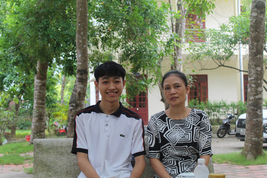 Quang cùng cô giáo chủ nhiệm Lê Thanh Tâm. Ảnh: Lường Toán. Quang cùng cô giáo chủ nhiệm Lê Thanh Tâm. Ảnh: Lường Toán.