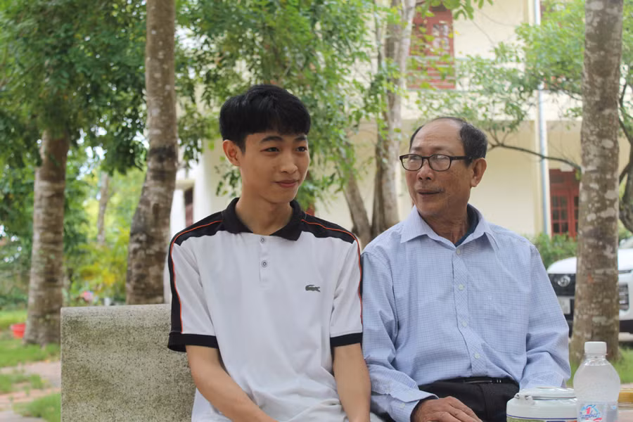 Quang và ông ngoại của mình. Ảnh: Lường Toán. Quang và ông ngoại của mình. Ảnh: Lường Toán.