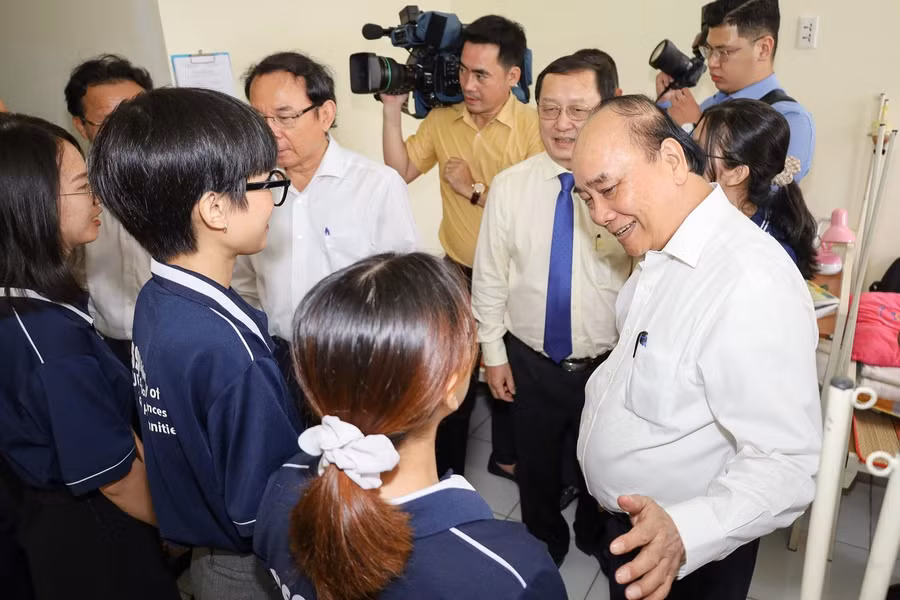 Chủ tịch nước Nguyễn Xuân Phúc thăm hỏi và động viên sinh viên ĐHQG TP.HCM ở trong Ký túc xá.