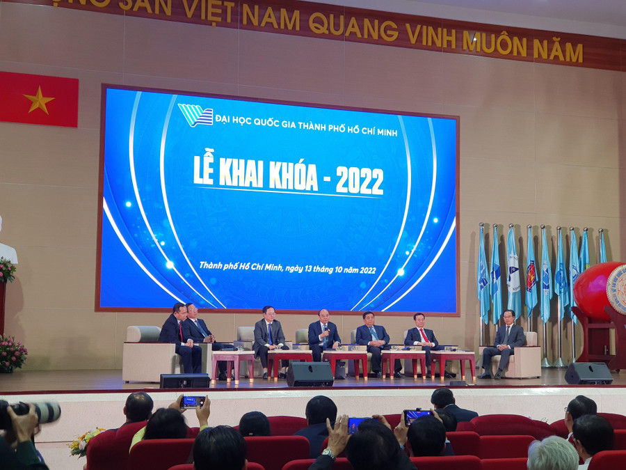 Chủ tịch nước Nguyễn Xuân Phúc cùng Bộ trưởng Bộ Kế hoạch &amp; Đầu tư, Bộ KH&amp;CN, Bộ Thông tin và Truyền thông, lãnh đạo Bộ GD&amp;ĐT, UBND TP đối thoại với giảng viên, sinh viên ĐHQG TP.HCM.