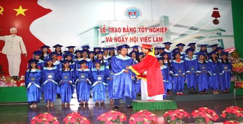 Trường ĐH Kinh tế - Kỹ thuật Bình Dương tổ chức Lễ phát bằng tốt nghiệp và ngày hội việc làm