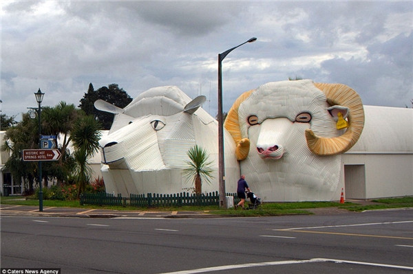 Sheep (cừu cái) và Ram (cừu đực) là hai tòa nhà động vật khác ở Tirau, New Zealand. Hai tòa nhà này ban đầu được xây dựng để mở một cửa hàng len nhưng nay không còn hoạt động nữa. Ram được thiết kế bởi Steven Clothier và Sheep được thiết kế bởi một kiến trúc sư địa phương. Sheep (cừu cái) và Ram (cừu đực) là hai tòa nhà động vật khác ở Tirau, New Zealand. Hai tòa nhà này ban đầu được xây dựng để mở một cửa hàng len nhưng nay không còn hoạt động nữa. Ram được thiết kế bởi Steven Clothier và Sheep được thiết kế bởi một kiến trúc sư địa phương.