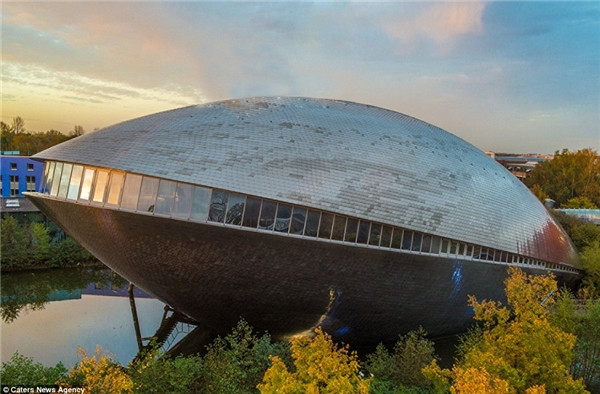 Trung tâm Khoa học Universum là một tòa nhà hình con trai ở Bremen, Germany, được mở cửa lần đầu tiên vào tháng 9 năm 2000. Trung tâm Khoa học Universum là một tòa nhà hình con trai ở Bremen, Germany, được mở cửa lần đầu tiên vào tháng 9 năm 2000.