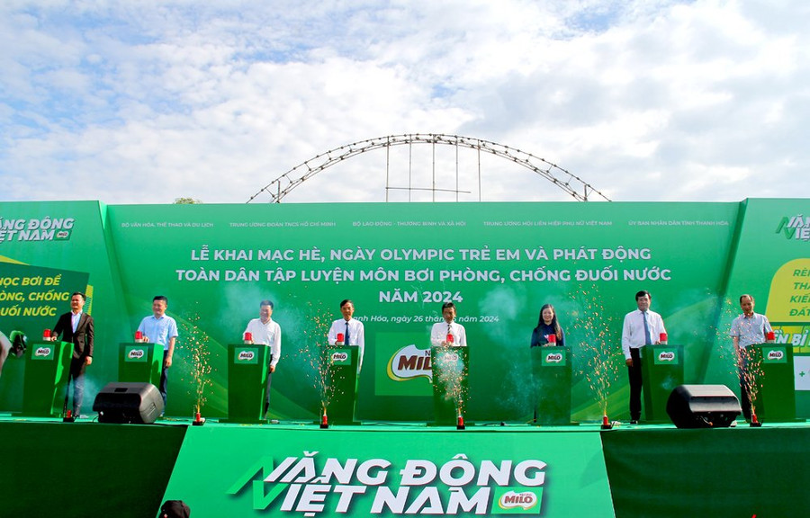 Các đại biểu bấm nút khai mạc hè, Ngày Olympic trẻ em và phát động toàn dân tập luyện môn bơi phòng, chống đuối nước năm 2024.