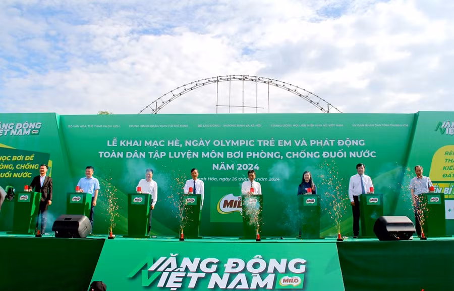 Các đại biểu bấm nút khai mạc hè, Ngày Olympic trẻ em và phát động toàn dân tập luyện môn bơi phòng, chống đuối nước năm 2024.