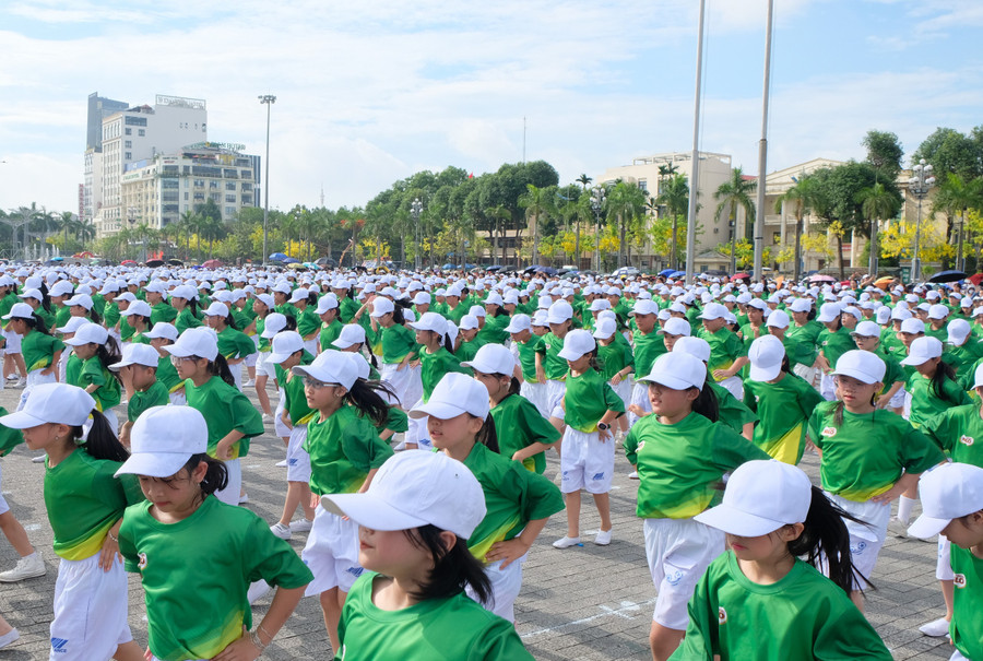 Tiết mục đồng diễn của học sinh TP Thanh Hoá.