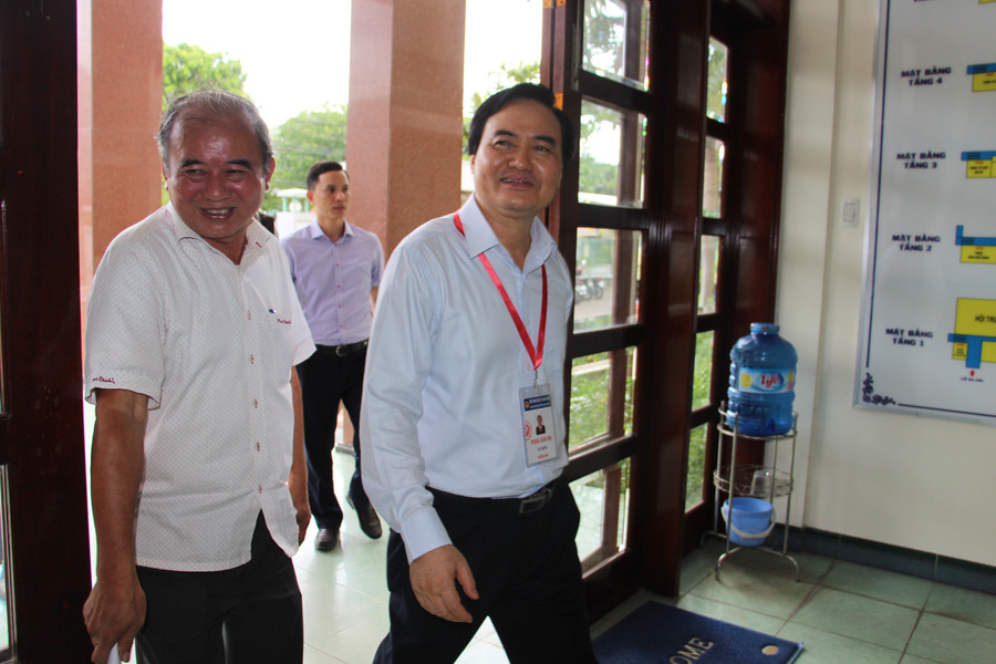 Bộ trưởng Phùng Xuân Nhạ kiểm tra Ban rọc phách và Ban Chấm thi