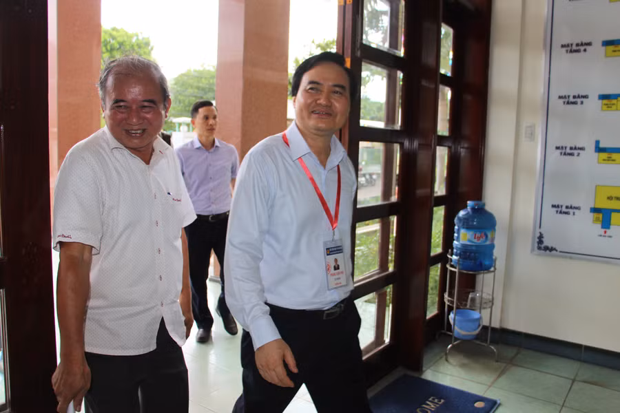 Bộ trưởng Phùng Xuân Nhạ kiểm tra Ban rọc phách và Ban Chấm thi