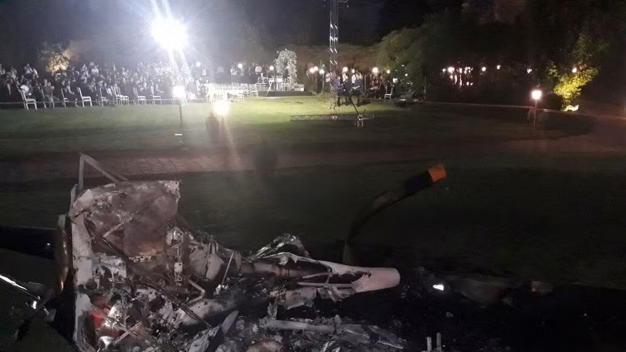 Trực thăng chở cô dâu rơi tại hôn trường, cháy ngùn ngụt