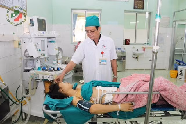 Điều dưỡng viên đang phải làm quá nhiều việc