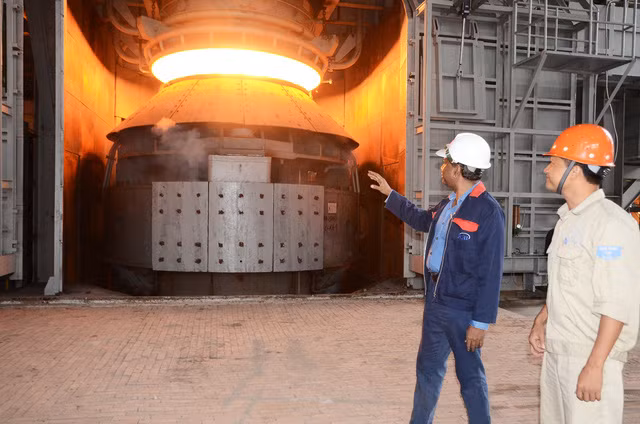 Một lò thổi tại nhà máy thép Hòa Phát ở Kinh Môn, Hải Dương - Ảnh: Tuổi trẻ. 