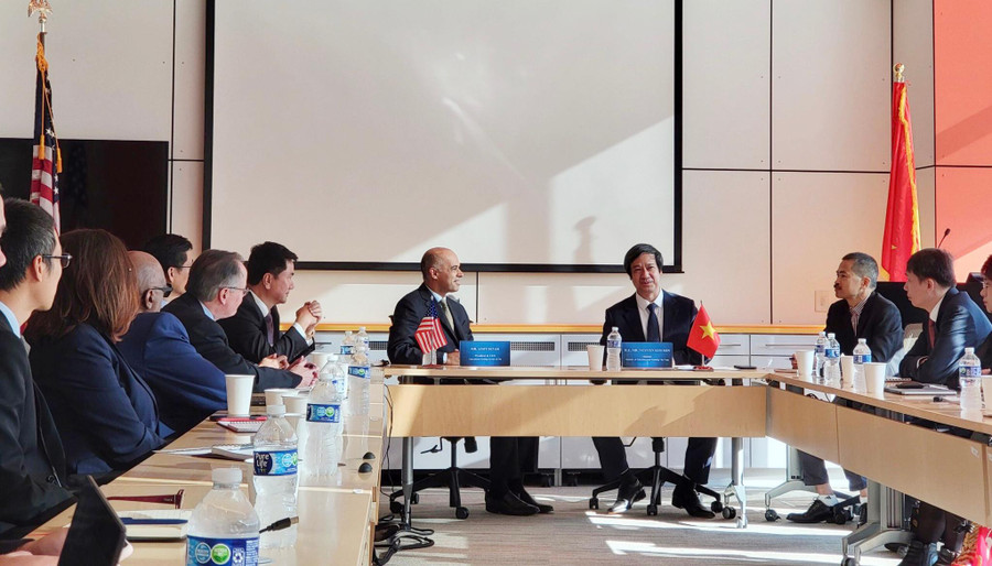 Quang cảnh cuộc làm việc giữa Viện Khảo thí giáo dục Hoa Kỳ với đoàn công tác của Việt Nam do Bộ trưởng Bộ GD&amp;ĐT Nguyễn Kim Sơn dẫn đầu.