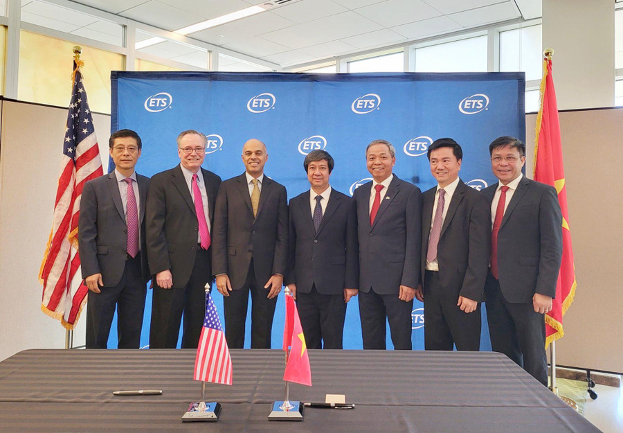 Các đại biểu tham dự cuộc gặp chụp ảnh lưu niệm.