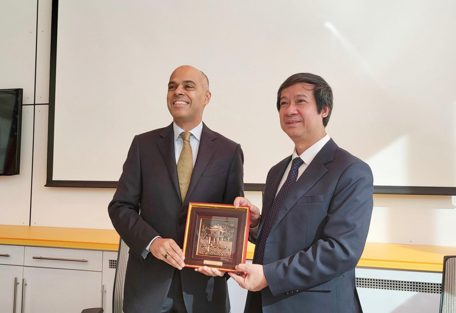 Bộ trưởng Nguyễn Kim Sơn (bìa phải) tặng quà lưu niệm tới ông Amit Sevak - Chủ tịch kiêm Tổng Giám đốc ETS.