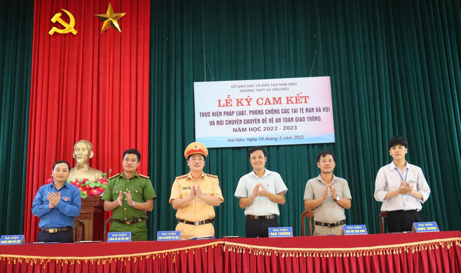 Các đại biểu tham gia lễ ký cam kết thực hiện pháp luật, phòng chống tai tệ nạn xã hội và nói chuyện chuyên đề về an toàn giao thông năm học 2022-2023.