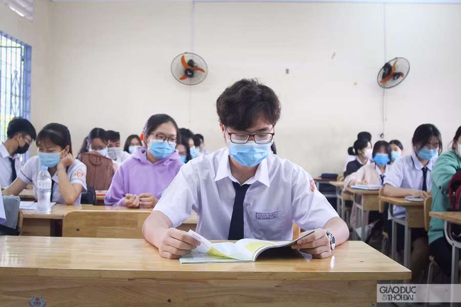 Tất cả học sinh đều được thầy cô nhắc nhở phải đeo khẩu trang ngay cả khi ở trong lớp học.