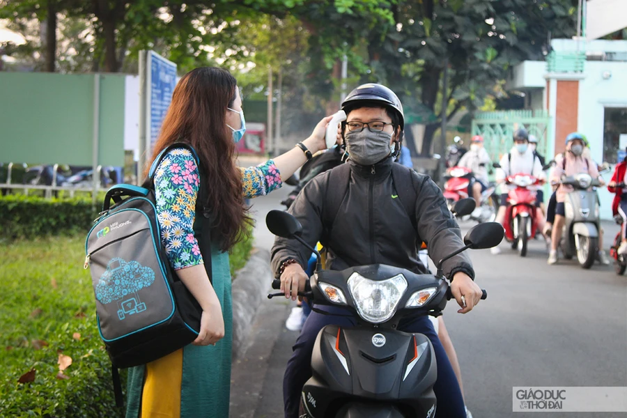 Giáo viên trường THPT Trấn Biên (TP.Biên Hòa, tỉnh Đồng Nai) đón học sinh trở lại sau Tết.