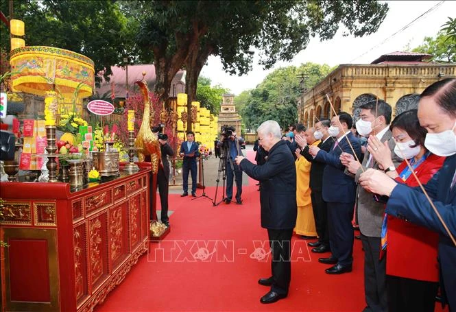 Tổng Bí thư, Chủ tịch nước Nguyễn Phú Trọng dâng hương tại Điện Kính Thiên - Khu Di tích Hoàng thành Thăng Long. Ảnh: Phương Hoa/TTXVN