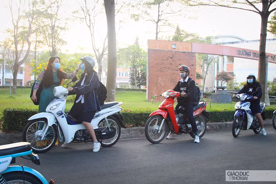 Tất cả học sinh đều bắt buộc đo thân nhiệt trước khi vào trường.