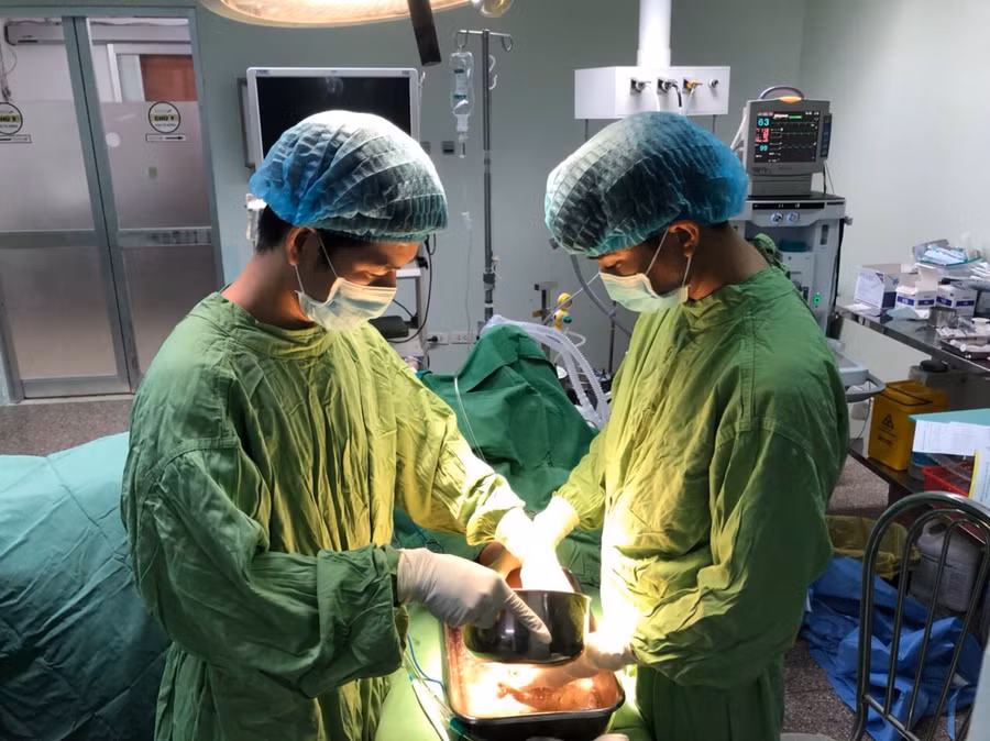 Các bác sĩ tiến hành phẫu thuật cho bệnh nhân.