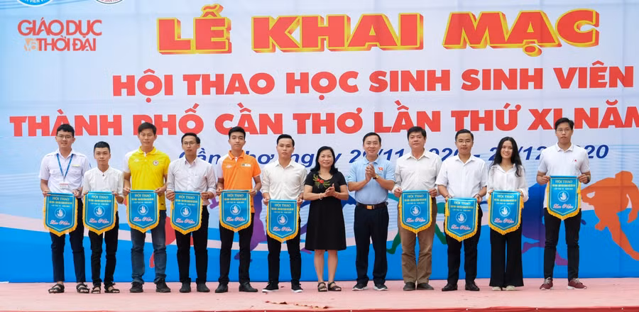 Ban Tổ chức tặng cờ lưu niệm cho các đoàn tham dự Hội thao.